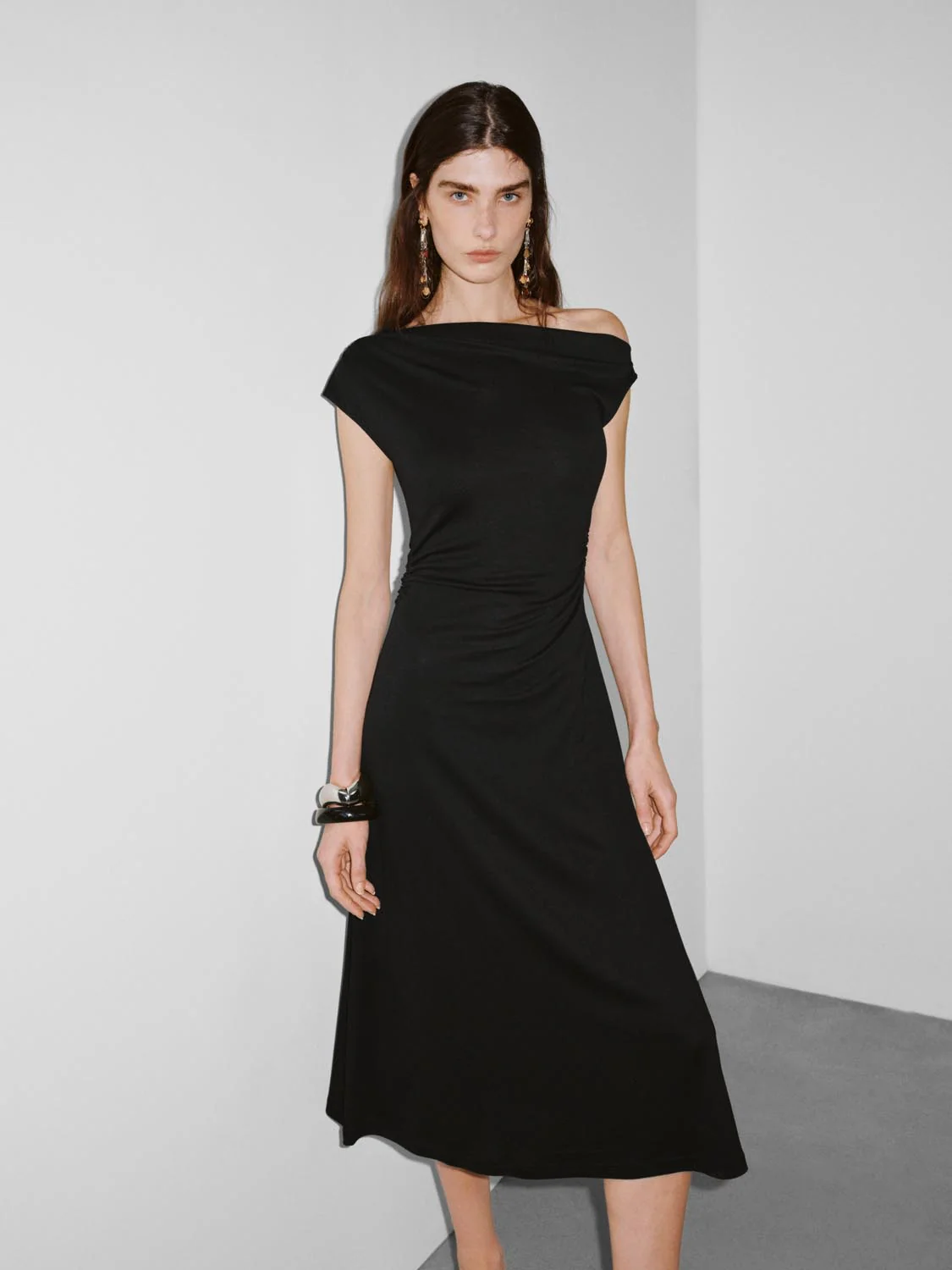 Asymmetric One Shoulder Ruched A-Line Midi Dresses - Image 5