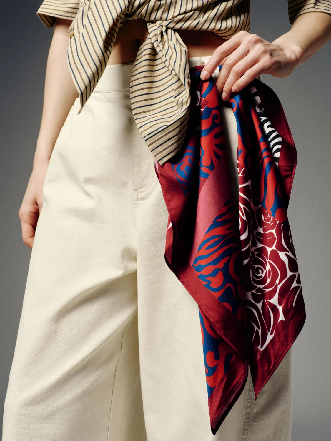 Contrast Scarf Detail Tapered Pants - Image 4