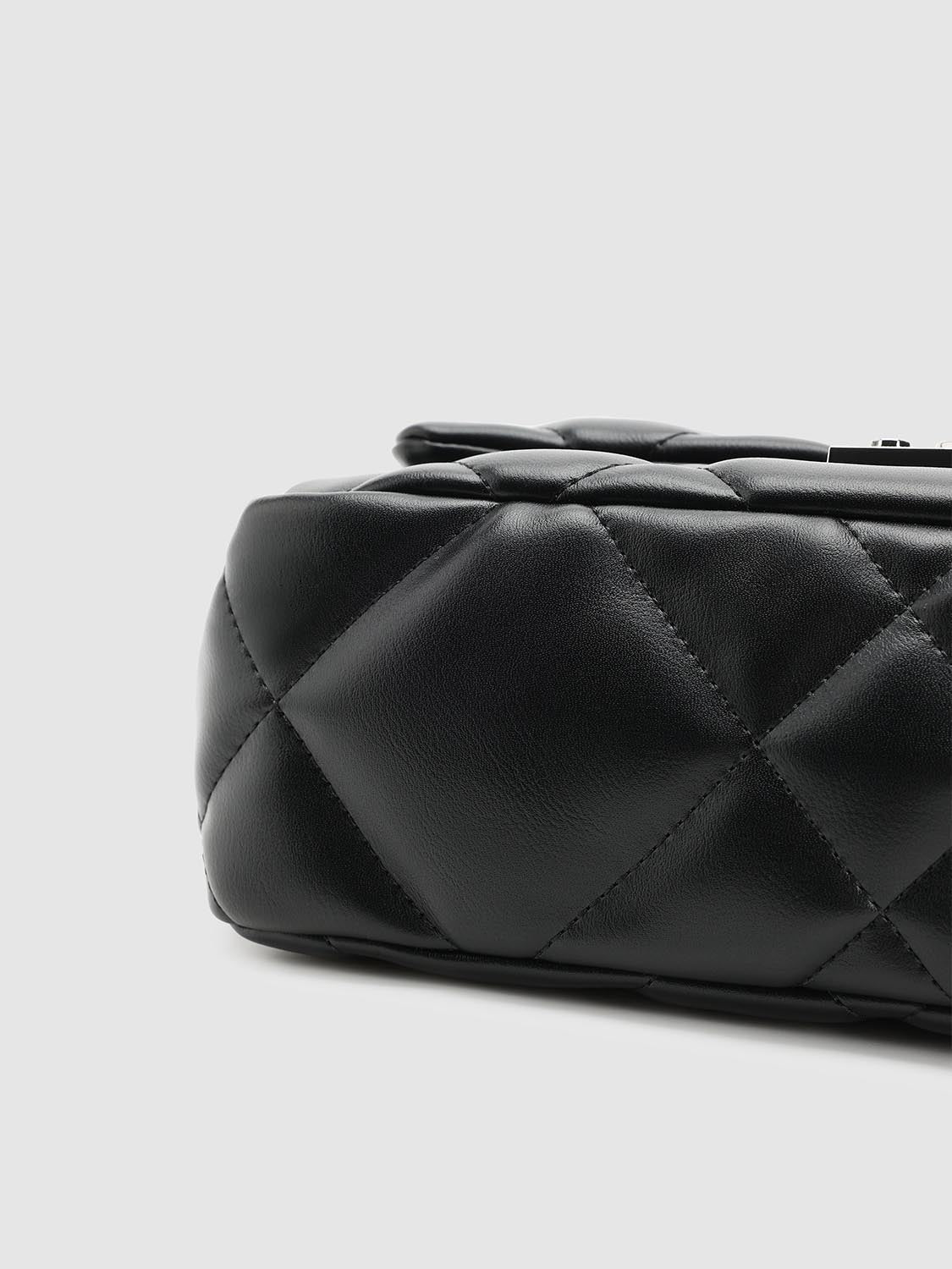 Diamond Quilted Chain Detail Shoulder Bags - Image 4