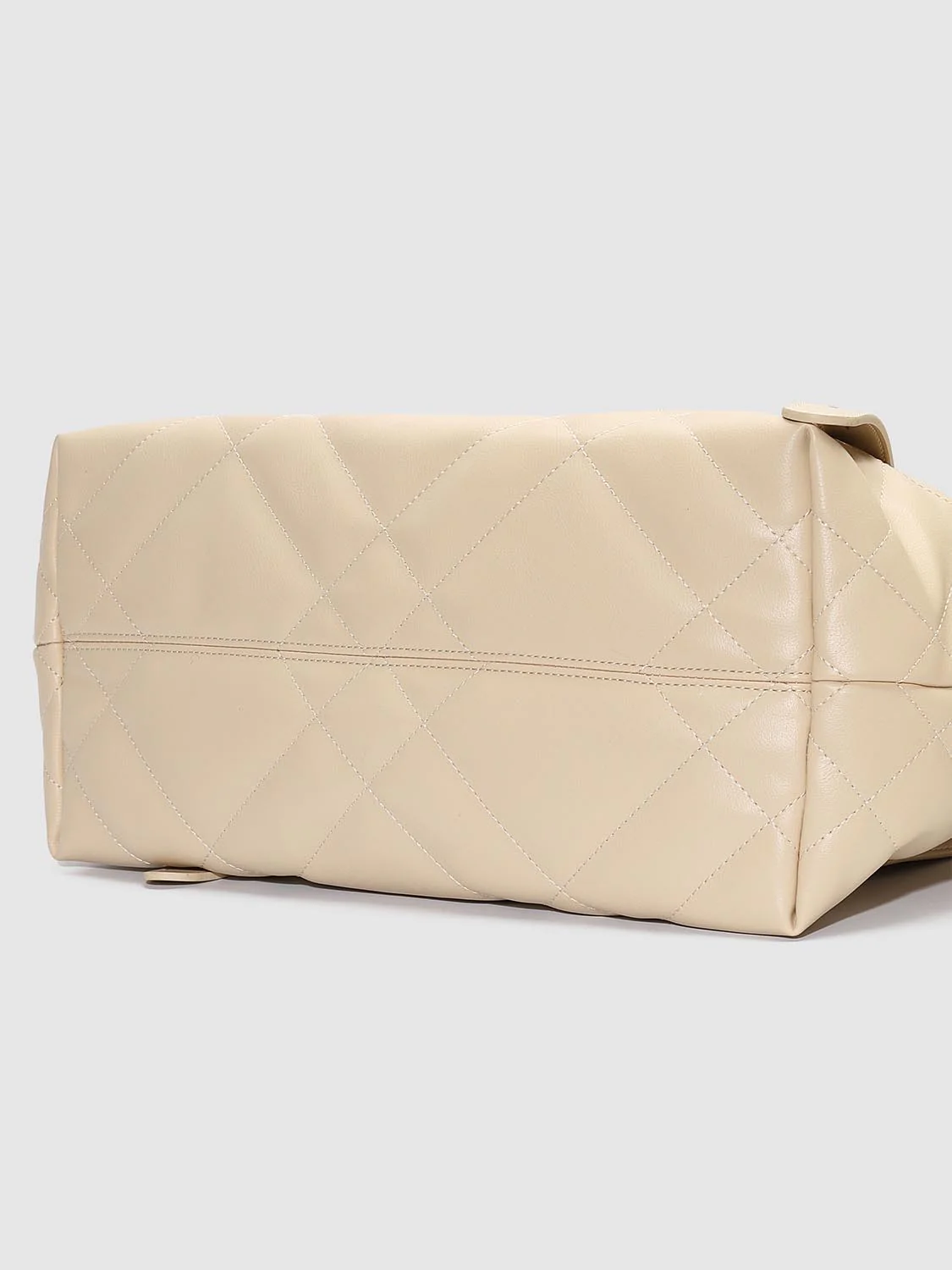 Quilted Buckled Detail Shoulder Bag - Image 13