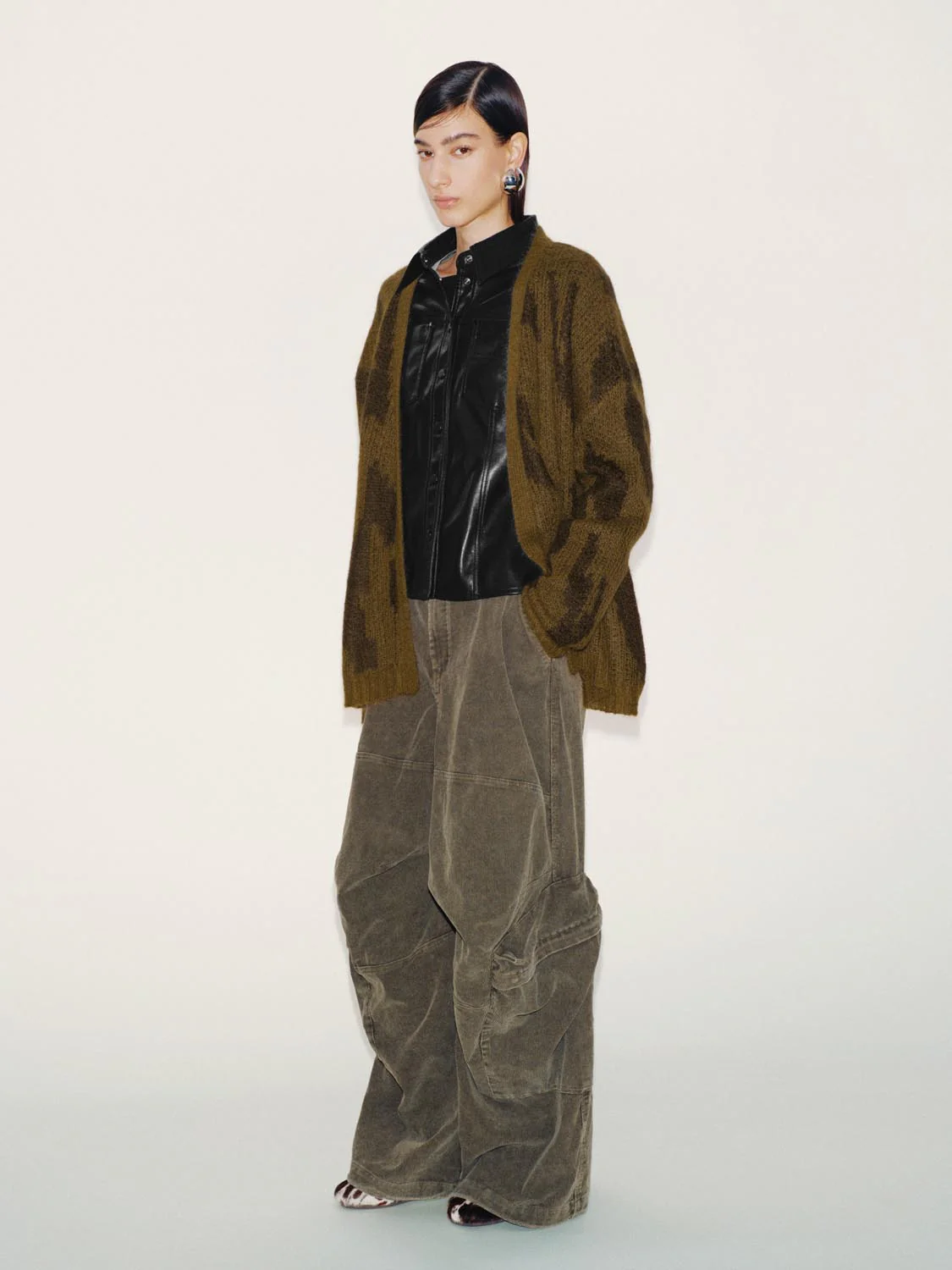 V-Neck Intarsia Knitted Cardigans - Image 4